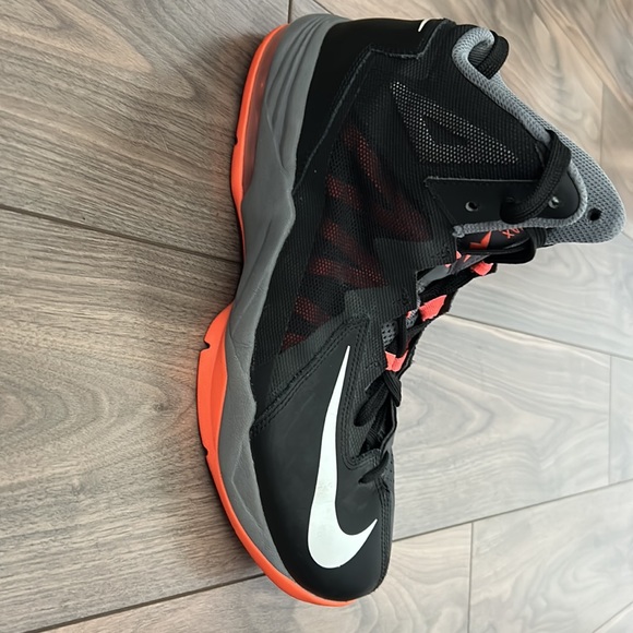 Nike AirMax stutter step 2 men’s basketball shoes. - Picture 2 of 3